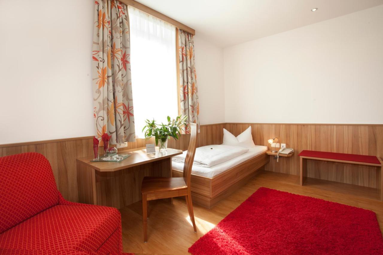 Hotel Drei Loewen Дахау Номер фото